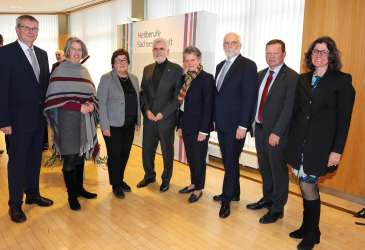 Gruppenfoto von Vertretern der Heilberufe Sachsen-Anhalt bei einer offiziellen Veranstaltung im institutionellen Rahmen.