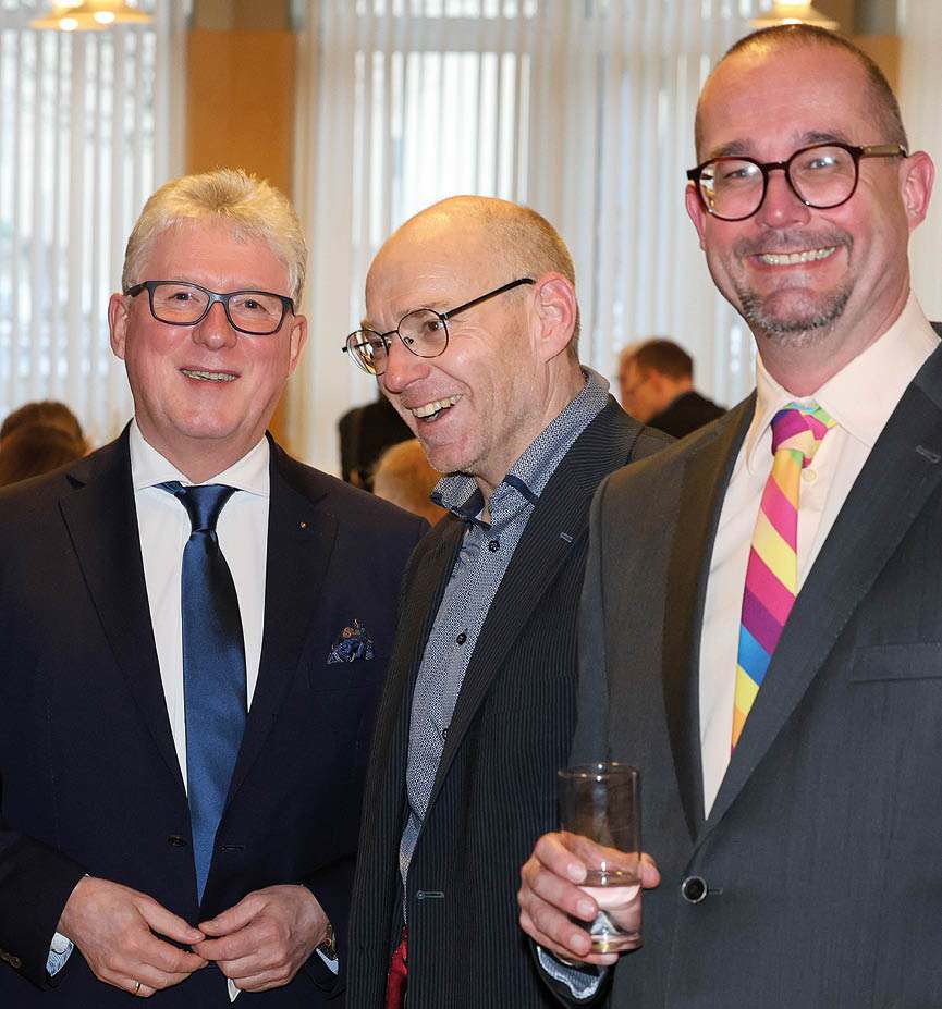 Gespräch unter Teilnehmern beim Neujahrsempfang der Heilberufe Sachsen-Anhalt, informeller Austausch im Veranstaltungsraum.