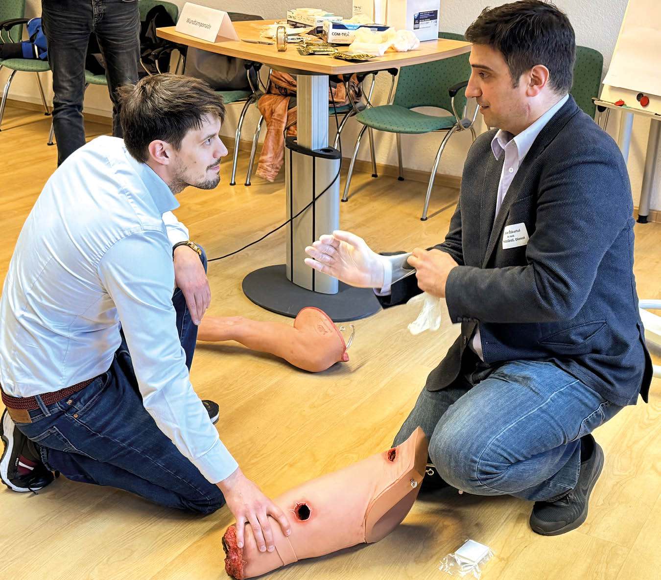 Praktische Schulung zur Notfallmedizin: Teilnehmer üben die Versorgung schwerer Verletzungen an realistischen Simulationsmodellen.