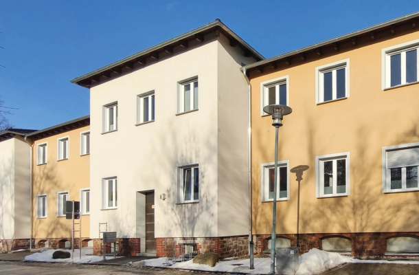 Modernisiertes Klinik- oder Verwaltungsgebäude mit heller Fassade und mehreren Fensterreihen, Außenansicht bei Tageslicht.