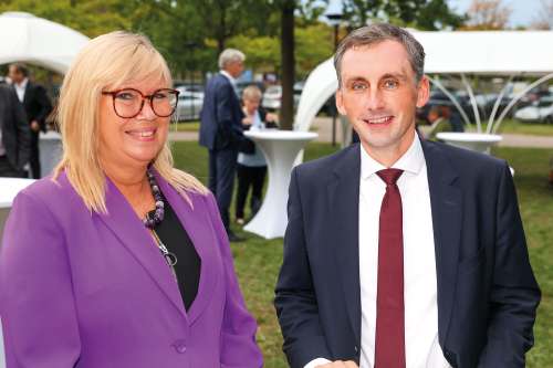 Teilnehmer im Gespräch beim Parlamentarischen Abend der Ärztekammer Sachsen-Anhalt im Außenbereich.