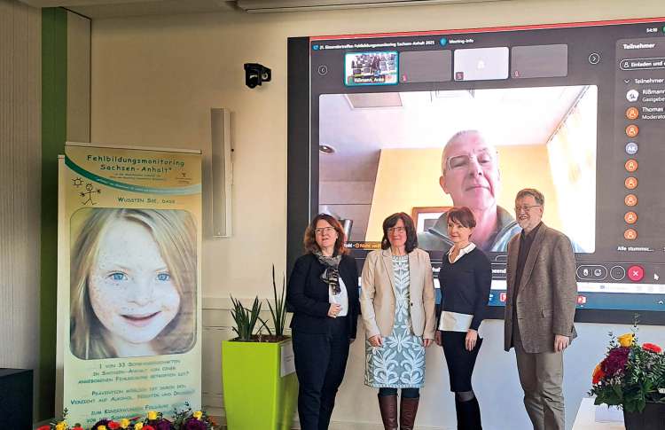 Teilnehmer des Einsendertreffens Fehlbildungsmonitoring Sachsen-Anhalt 2025 bei Präsenz- und Onlineveranstaltung.