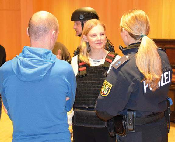 Gespräch zwischen Polizei und zivilen Teilnehmern bei einer Fortbildung zu lebensbedrohlichen Einsatzlagen und Zusammenarbeit.