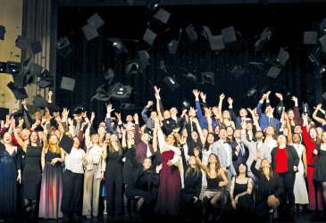 Teilnehmer des Einsendertreffens Fehlbildungsmonitoring Sachsen-Anhalt 2025 bei Präsenz- und Onlineveranstaltung.