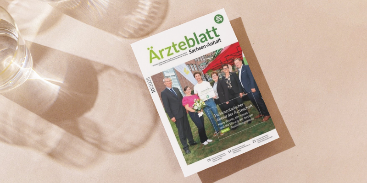 Person hält das Ärzteblatt Sachsen-Anhalt 09/2025 mit Titelthema Sprunggelenksarthrose auf einem Tisch neben einem Getränk.