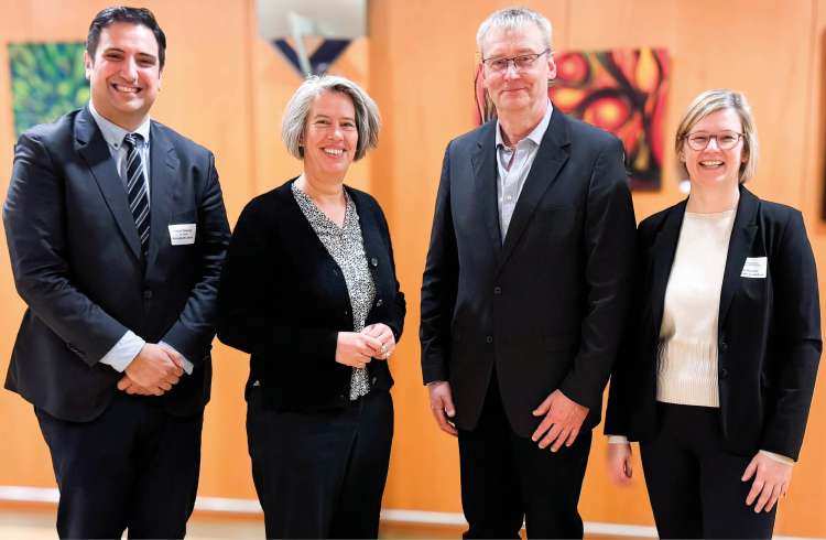 Ärztin wirft Wahlunterlage mit Aufdruck ‚Kammerwahl 2026 – Ich wähle meine Selbstverwaltung‘ in eine Wahlurne.