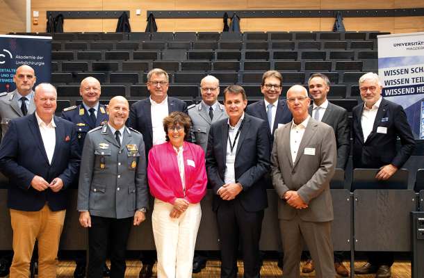 Gruppenfoto von Experten der Notfallkonferenz 2025 an der Universitätsmedizin Magdeburg.