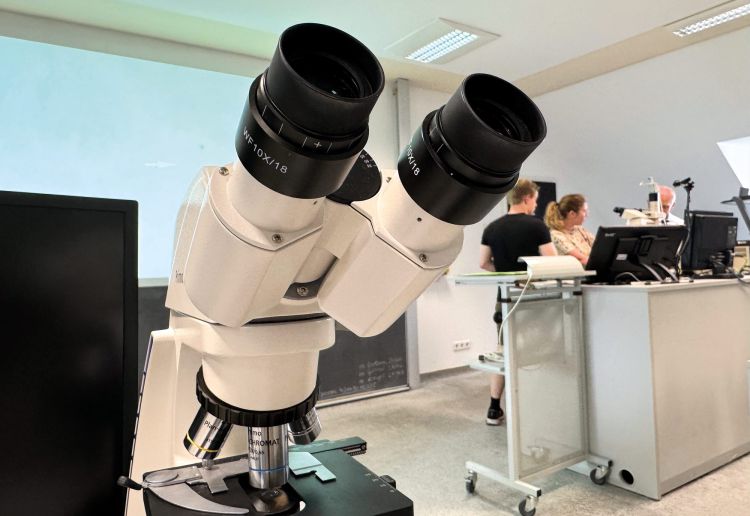 Mikroskop im Medizinstudium, genutzt für Forschung und Lehre an einer medizinischen Fakultät in Sachsen-Anhalt.