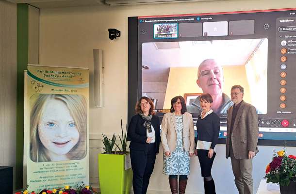 Teilnehmer des Einsendertreffens Fehlbildungsmonitoring Sachsen-Anhalt 2025 bei Präsenz- und Onlineveranstaltung.