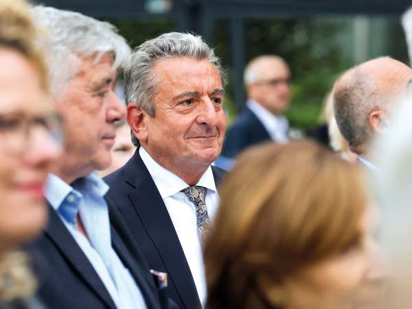 Teilnehmer beim Parlamentarischen Abend der Ärztekammer Sachsen-Anhalt im Austausch über Gesundheitsversorgung.