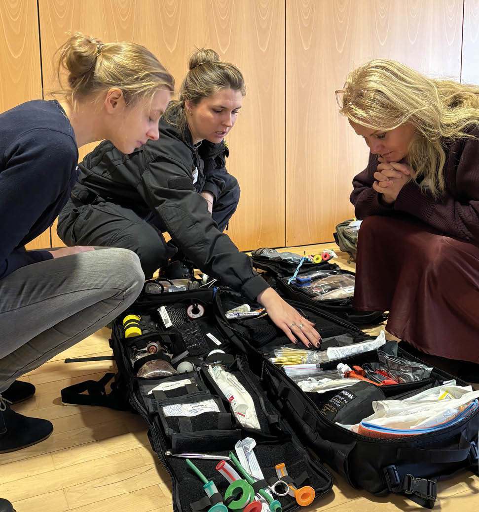 Sichtung und Vorbereitung von Notfallausrüstung bei einer medizinischen Fortbildung zur interdisziplinären Einsatzvorbereitung.
