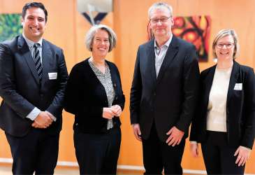 Gruppenfoto von Referenten und Verantwortlichen bei einer medizinischen Fachveranstaltung im institutionellen Umfeld.