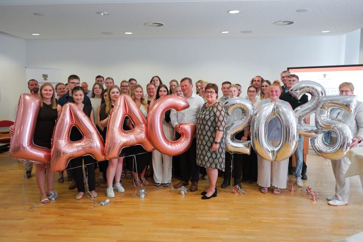 Gruppe von Medizinstudierenden feiert den Start im Rahmen der Landarztquote Sachsen-Anhalt mit LAAG 2025 Ballons.