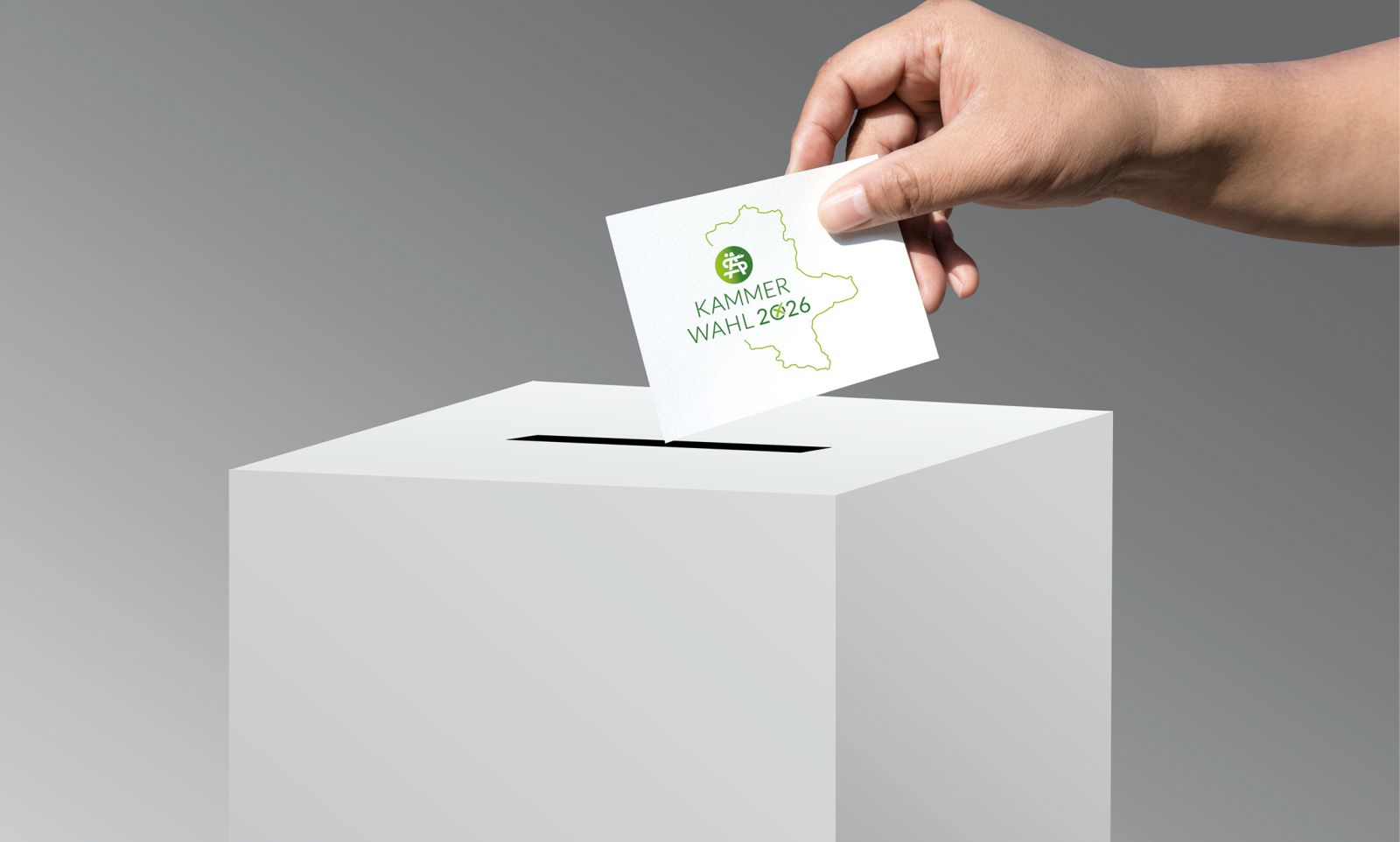Hand wirft Stimmzettel mit Aufdruck Kammerwahl 2026 in eine Wahlurne der Ärztekammer Sachsen-Anhalt.