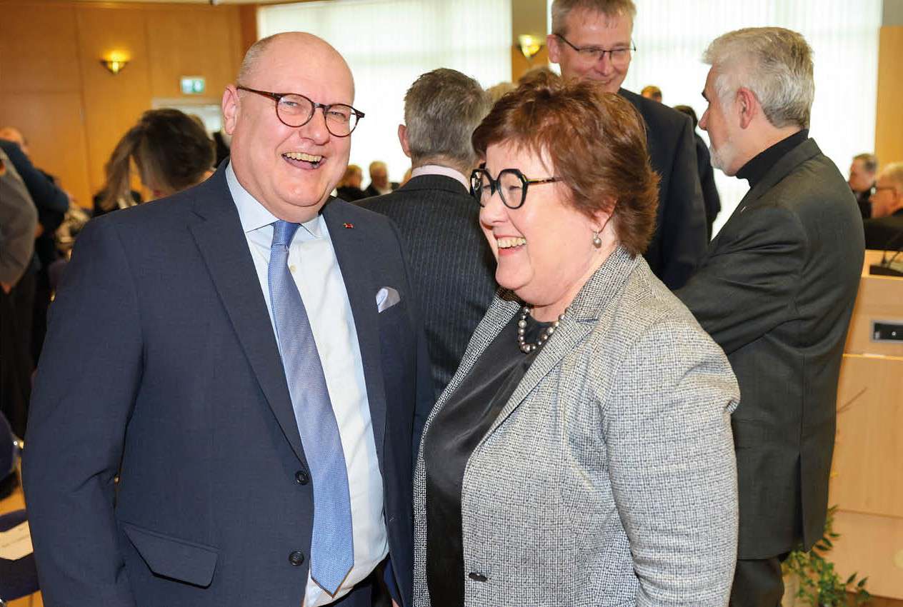 Begegnung und Gespräch beim Neujahrsempfang der Heilberufe Sachsen-Anhalt, informeller Austausch im Veranstaltungsraum.