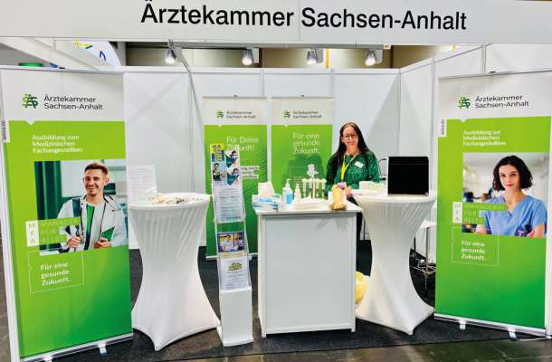 Messestand der Ärztekammer Sachsen-Anhalt zur Ausbildung Medizinischer Fachangestellter auf einer Berufsorientierungsmesse.