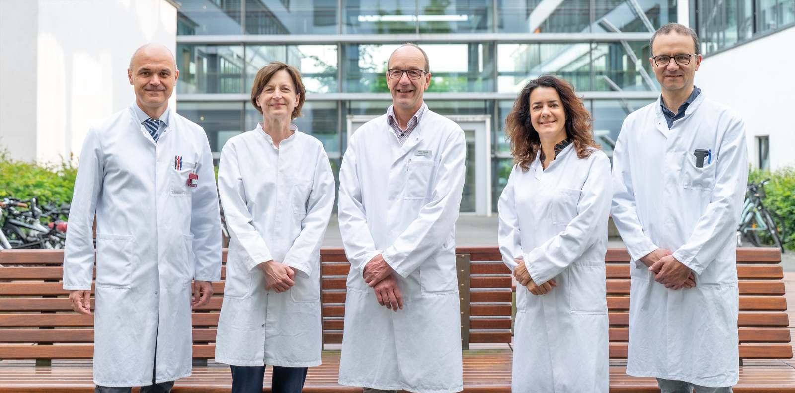 Ärzteteam des Sarkomzentrums Halle in weißen Kitteln, Spezialisten für Diagnose und Behandlung von Knochen- und Weichteilsarkomen.